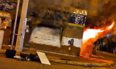 Una menor y su bebé fallecieron en un incendio en Arroyito