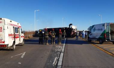 Volcó camión en la ruta 158 