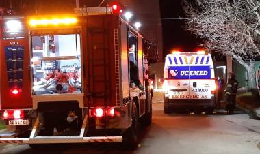 En grave incendio Bomberos resguardaron familia y salvaron mascotas