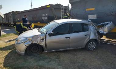 Tren arrolló auto en Devoto