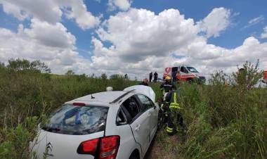 Despistó un auto en R17