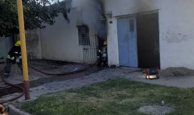 MIENTRAS TRABAJABA EN SU MOTOCICLETA LA MISMA TOMO FUEGO CAUSANDO DAÑO EN LA VIVIENDA Y LESIONES EN SU CUERPO