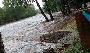 Calles anegadas, daños en viviendas y crecidas de ríos por las intensas lluvias