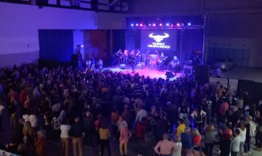 Ante un Superdomo colmado volvió el ciclo Domingos Diferentes