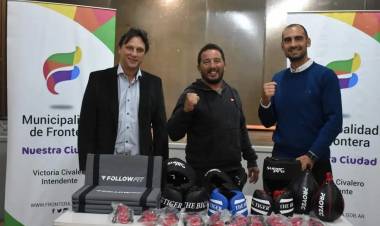 El municipio entrego material deportivo para la practica de boxeo