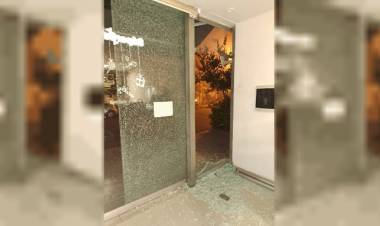 Rompen la vidriera de un local de barrio Roca y roban dinero