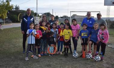 Entrega de elementos  deportivos  a "Las Lobitas"