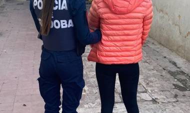  APREHENSIÓN DE FEMENINA POR DESOBEDIENCIA A UNA ORDEN JUDICIAL 