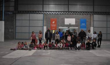 Entrega de elementos deportivos al taller municipal de patín artístico 