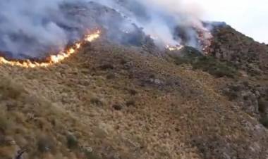 Continúa el incendio en el cerro Uritorco y hay 200 autoevacuados por humo