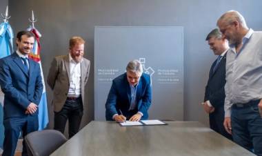 Llaryora firmó la declaración para que Córdoba sea anfitriona del Mundial 2030