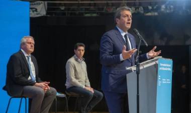 Massa llamó a "defender" la educación de quienes quieren "recortarla"