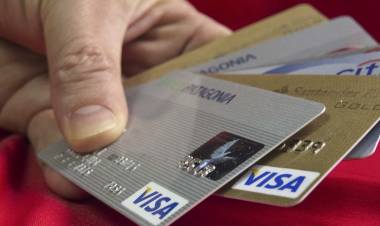 Massa anticipó sorteos de motos y autos a quien use la tarjeta de débito