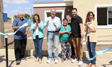 Schiaretti entregó viviendas y anunció un aumento en los créditos a emprendedores 