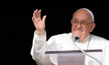 Francisco se mostró preocupado por el país y analiza una visita en el segundo semestre