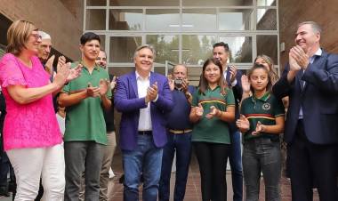 Llaryora inauguró el nuevo edificio del IPET 420 de Isla Verde