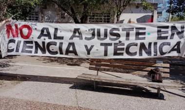 El Gobierno echó a más de 100 trabajadores del Conicet y empieza la "paralización" del organismo