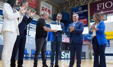 Oliva: Llaryora anunció aportes por 180 millones y entregó créditos a vecinos