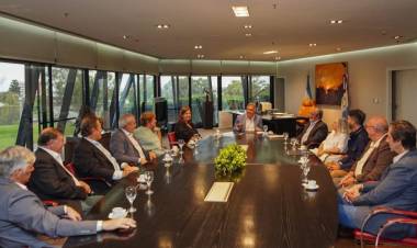 Llaryora recibió a Colegios Profesionales de Córdoba
