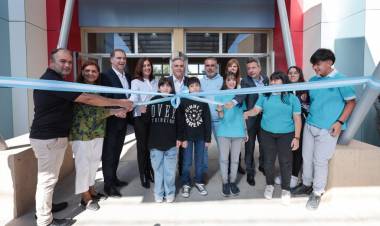 San Francisco: Llaryora inauguró la escuela Proa “Evelina Feraudo”