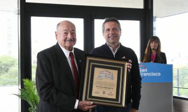 Bernarte entregó distinción a Elvio José Bruno 