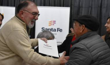 Programa de regularización dominal | 31 familias de Frontera obtuvieron las escrituras de sus viviendas