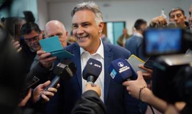 Llaryora saludó a los periodistas en su día