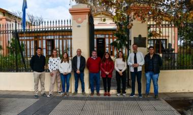 La ministra Victoria Flores recorrió la ciudad de Deán Funes y se reunió con la Comunidad Regional Ischilín