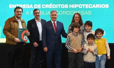 Créditos hipotecarios de Bancor: Llaryora entregó los primeros seis préstamos desde su anuncio
