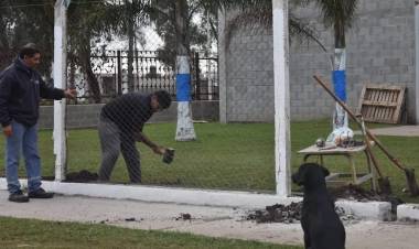 Se continua con el recambio del cerco perimetral en el Polideportivo Municipal