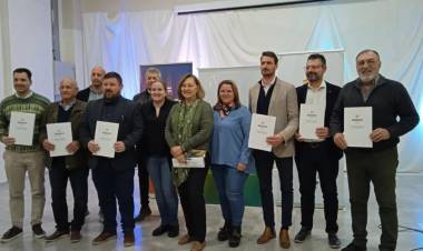 Firma de convenio para la recreación de adultos mayores  