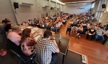 Conflicto docente: la Provincia presentó una nueva oferta, que la UEPC evaluará en asamblea