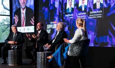 Acosta participó en un encuentro de las industrias petrolera y gasífera