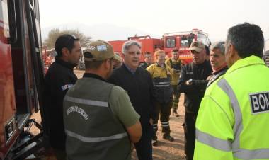 Llaryora destacó el trabajo de los bomberos y la policía, a la vez que pidió a la población respetar las indicaciones de las autoridades
