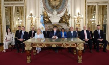 A un año del comienzo de su gestión, Milei anticipó una "motosierra profunda" para 2025