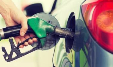 El Gobierno oficializó la medida que permite el autoservicio de combustibles
