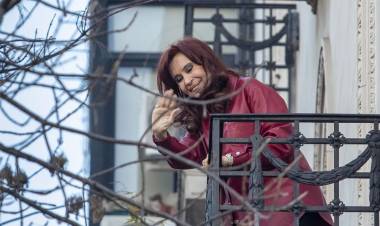 "¿Puedo salir o no al balcón?": Cristina presentó un pedido formal de aclaratoria al tribunal