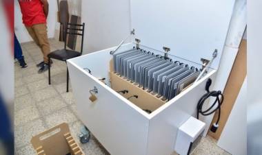 El Ceder San Francisco construyó y entregó mobiliario para el traslado de notebooks de la escuela ProA Software