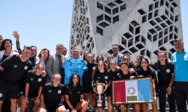 Llaryora recibió al plantel femenino de Belgrano tras el histórico título nacional