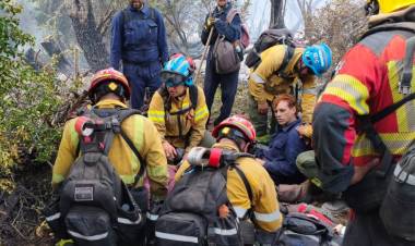 Bomberos cordobeses rescataron a dos personas en medio del combate del fuego en Chubut