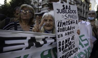 Una miseria: el Gobierno confirmó un aumento del 2,88% para jubilados y el bono seguirá plantado en $70.000