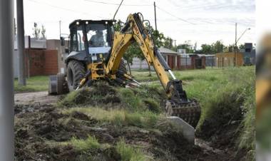 Detallan las tareas de mantenimiento permanente en canales de desagües pluviales de la ciudad