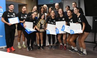 El Concejo distinguió al vóley femenino del Club ‘El Tala’ y a ‘La Comedia San Francisco’