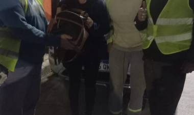 Encontraron un bolso en  plaza Vélez Sarsfield y  lo devolvieron a su dueña