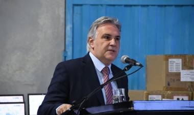 En San Francisco Llaryora entregó netbooks y anunció dos mil millones de pesos para financiar la educación técnica provincial