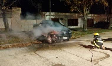 Una camioneta se incendió mientras estaba estacionada