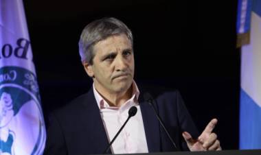 Privatización: Caputo anunció la licitación para la venta de la empresa Aguas y Saneamientos