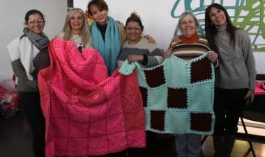 Campaña "Al frío le ponemos corazón": nueva entrega de mantas y prendas de abrigo confeccionadas por tejedoras solidarias