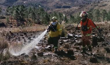 Bomberos contuvieron el incendio forestal de Yacanto