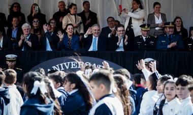 Llaryora participó del desfile cívico militar por el 166° aniversario de Villa del Totoral